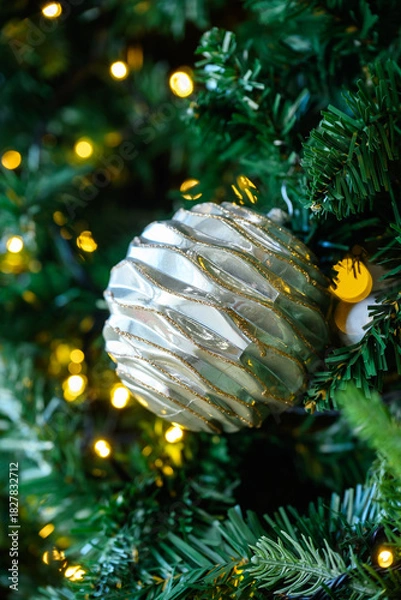 Obraz 실내에 장식한 크리스마스 트리 방울	