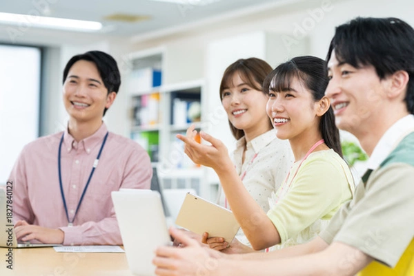 Obraz オフィスで会議をする若いエンジニア