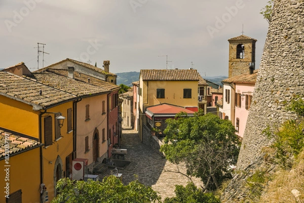 Obraz Imposing circular tower and curtain wall of the historic Rocca di Montebello in Emilia-Romagna.