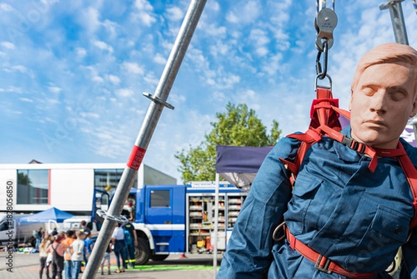 Obraz realitätsnahe Rettungsübung mit Dummy zum Tag der offenen Tür