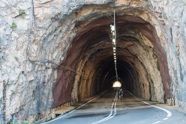 Obraz einsamer Radfahrer im Gebirge