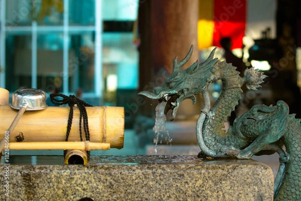 Fototapeta 京都、紫雲山頂法寺六角堂の手水舎と龍