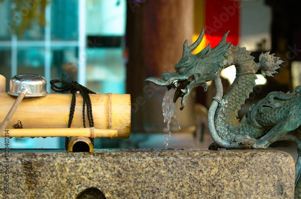 Obraz 京都、紫雲山頂法寺六角堂の手水舎と龍