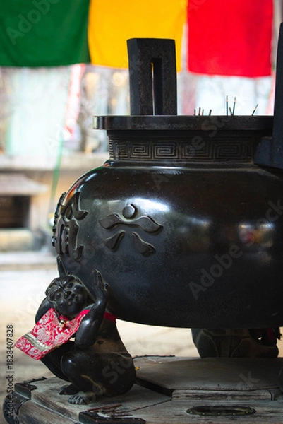 Obraz 京都、紫雲山頂法寺六角堂の大香炉と支える邪鬼