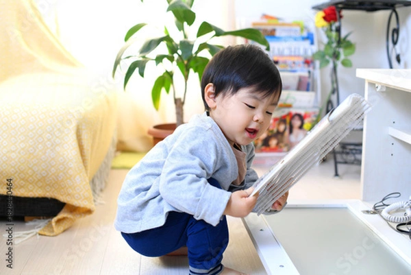Obraz 室内で遊ぶアジア人の幼児の日常シーン