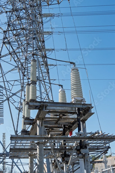 Obraz 高圧送電線から地上の変電所への引込線に設置された巨大な絶縁碍子の配線部