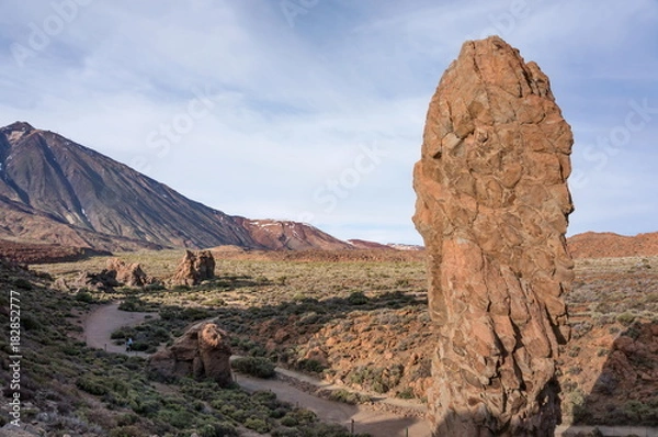 Obraz ИСПАНИЯ, КАНАРЫ, ТЕНЕРИФЕ - марта: Скала «Палец» на фоне пустыни и вулкана Тейде, в национальном парке (3718 м), объект наследия ЮНЕСКО.