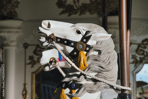 Obraz レトロな遊園地のメリーゴーランドの馬の表情が面白い