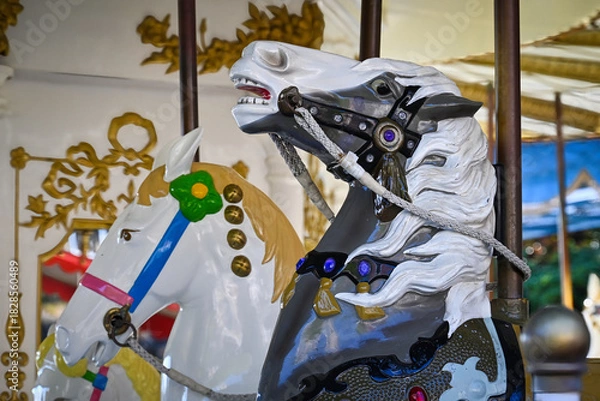 Obraz レトロな遊園地のメリーゴーランドの馬の表情が面白い
