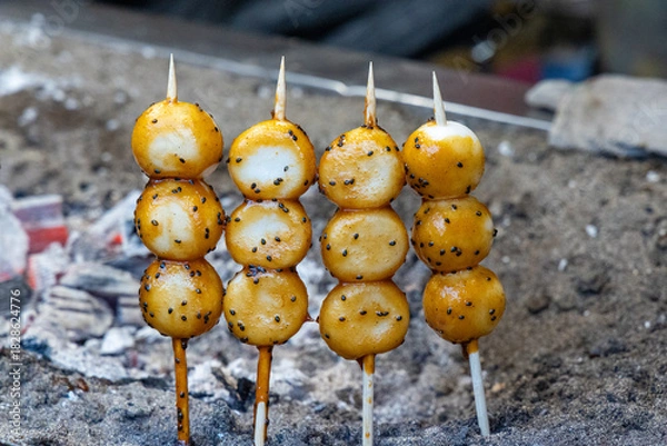 Obraz 炉端で焼いている胡麻団子