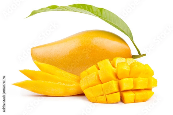 Obraz Owoce mango i plasterek mango z liści na białym tle
