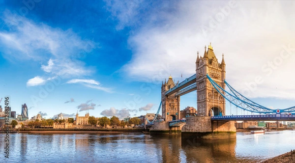 Fototapeta Panoramę miasta Londyn z River Thames Tower Bridge i Tower of London w świetle poranka