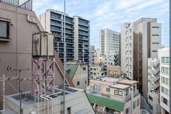 Fototapeta 都心のビル街風景・雑居ビルと高層マンション