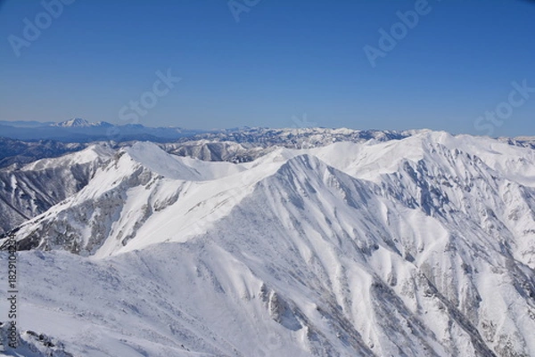 Fototapeta 冬の谷川岳山頂から見る万太郎尾根