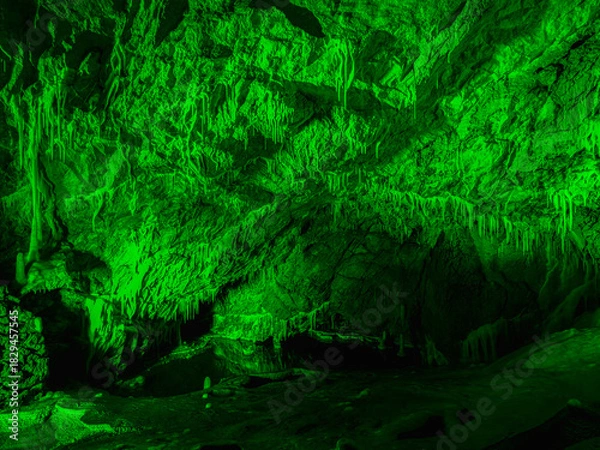 Fototapeta Jaskinia Niedźwiedzia oświetlona kolorowym reflektorem – najdłuższa jaskinia całych Sudetów, położona w Masywie Śnieżnika, w dolinie Kleśnicy, w pobliżu wsi Kletno.	