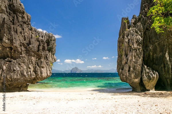 Obraz Beach between tall rocks