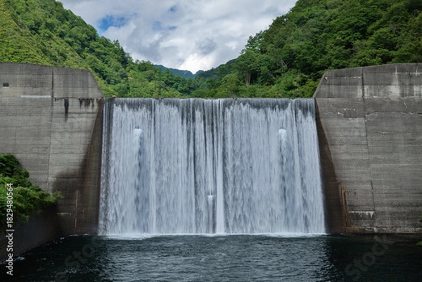 Obraz 砂防堰堤と夏の山　Sabo dam and summer mountains