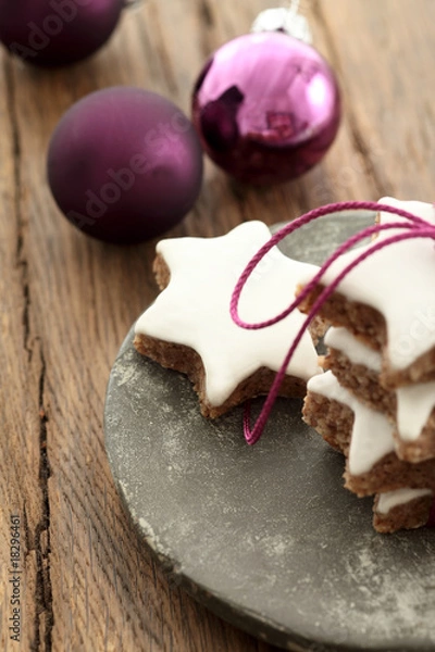 Fototapeta Weihnachten, Zimtsterne auf Holz