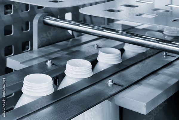 Obraz Machine for producing plastic beverage bottles using extrusion method from plastic preformed PET capsules