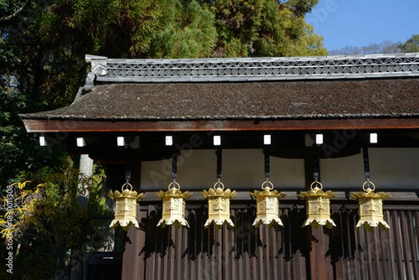 Obraz 下鴨神社　三井神社の吊り灯籠　京都市左京区