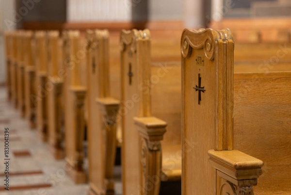 Obraz Rangée de bancs d'église avec croix, intérieur, horizontal