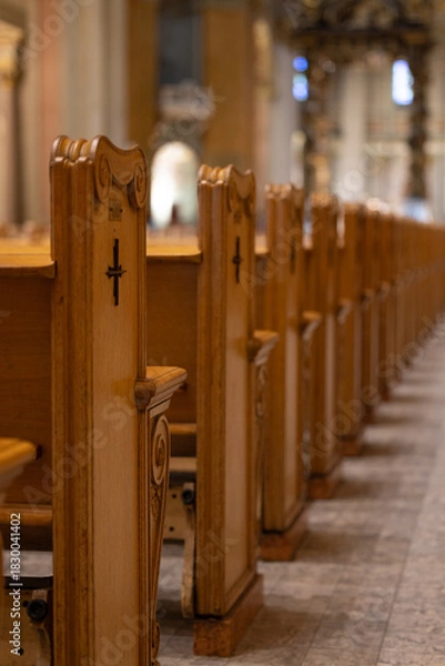 Obraz Rangée de bancs d'église, intérieur, vertical