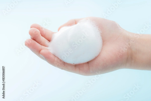 Obraz 子どもの手に広がるきめ細かな泡を捉えた清潔感あふれるヘルスケアイメージ