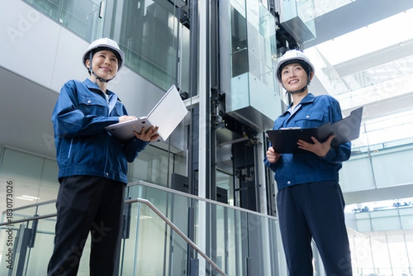 Obraz ビルメンテナンスする女性エンジニア　撮影協力:スカパー東京メディアセンター