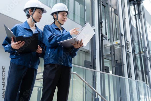 Obraz ビルメンテナンスする女性エンジニア　撮影協力:スカパー東京メディアセンター