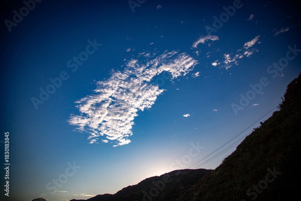 Obraz 冬の晴れた朝の空と海。