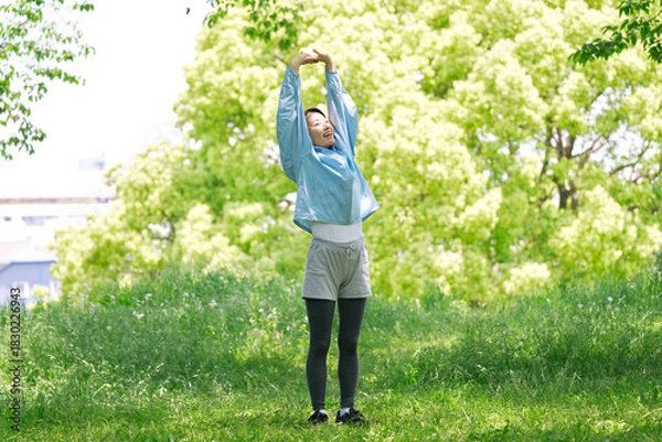 Obraz 屋外で準備運動をする40代女性