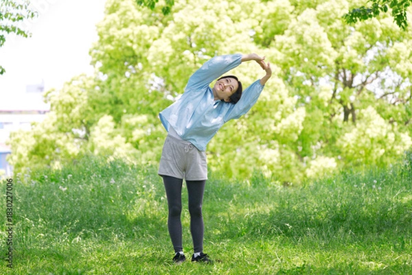 Obraz 屋外で準備運動をする40代女性