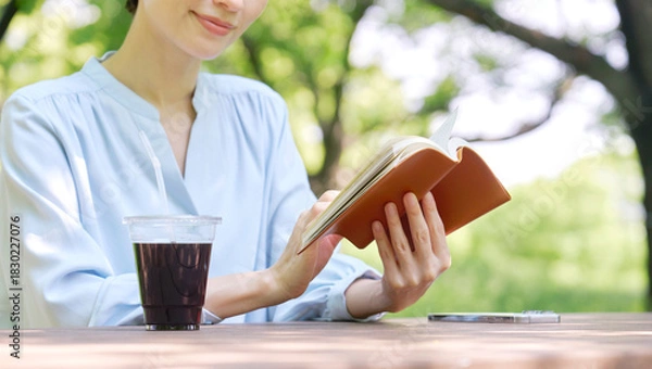 Obraz 屋外で読書する女性