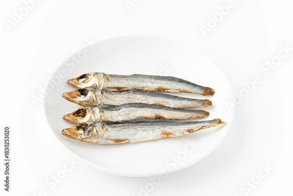 Fototapeta 白背景にお皿に載せた焼きうるめ（丸干し）