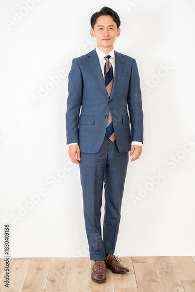 Fototapeta スーツ姿の日本人男性ビジネスマン・全身ポートレート