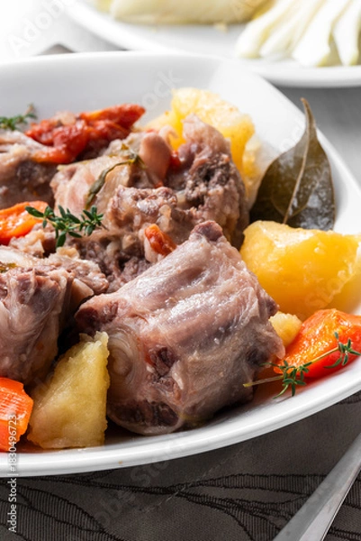 Fototapeta Bollito di coda di manzo con verdure, cibo italiano 