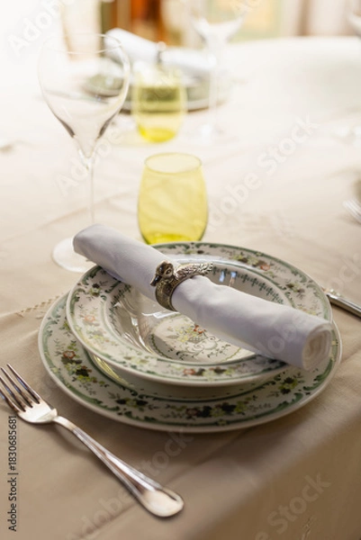 Fototapeta Mise en place elegante con piatti in porcellana vintage e portatovagliolo a forma di anatra. Tavola apparecchiata classica.