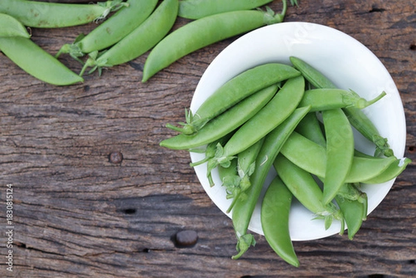 Obraz Fresh green peas in wooden bowl close-up
