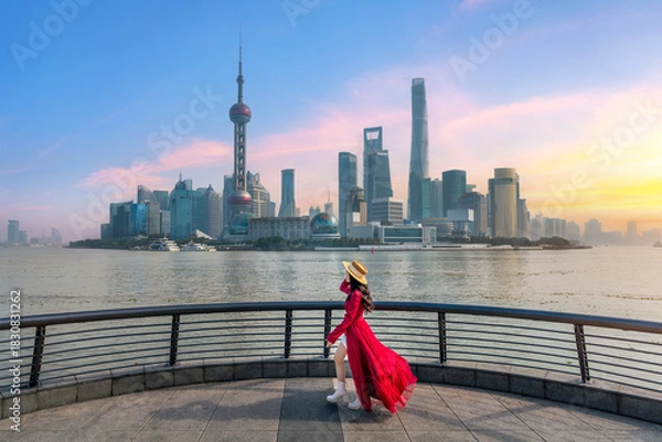 Fototapeta Tourists sightseeing on The Bund and Lujiazui of Shanghai, China.