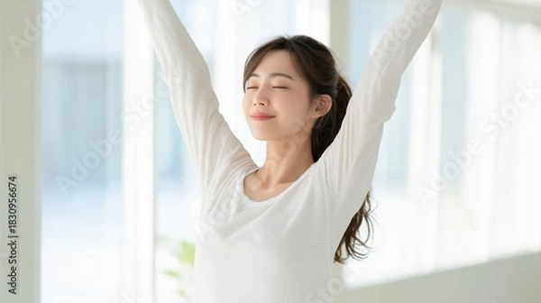 Fototapeta ストレッチをして自律神経を整える日本人女性