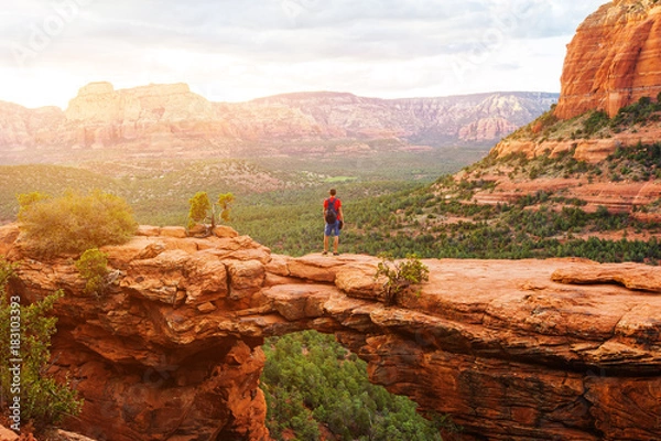 Obraz Podróżuj szlakiem Devil's Bridge Trail, mężczyzna Hiker z plecakiem cieszącym się widokiem, Sedona, Arizona, USA