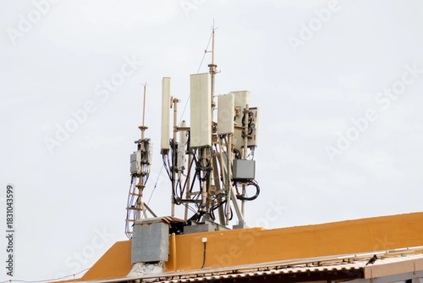Obraz Antena de telecomunicação instalada no top do prédio