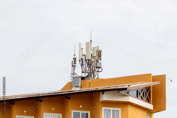 Obraz Antena de telecomunicação instalada no top do prédio