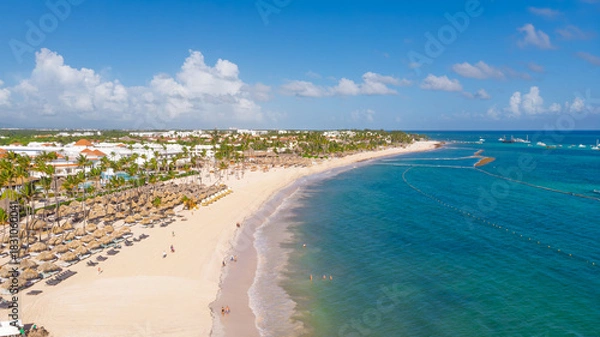 Obraz Vista aérea de Punta Cana en república dominicana. Mar Caribe con agua azul claro y palmeras verdes. Playa tropical. La mejor playa del mundo