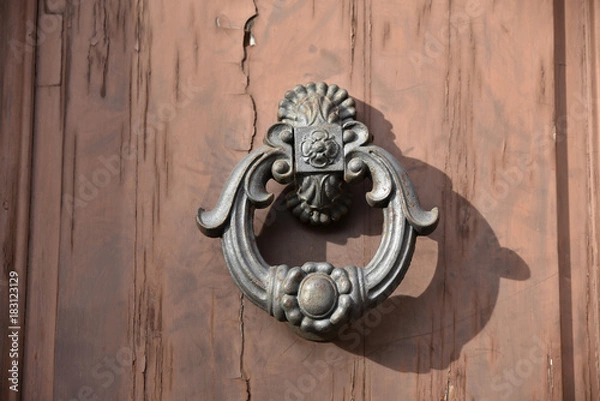 Fototapeta Poignée de porte en fer forgé