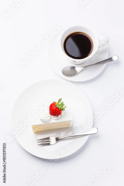 Obraz 皿に盛られたケーキとコーヒー ショートケーキ 白背景