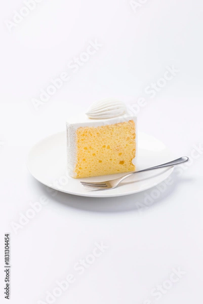 Obraz 皿に盛られたケーキ シフォンケーキ 白背景