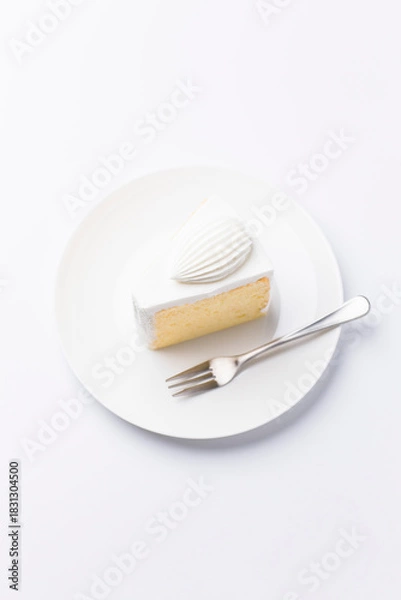 Obraz 皿に盛られたケーキ シフォンケーキ 白背景