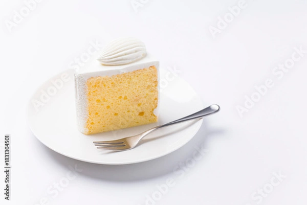 Obraz 皿に盛られたケーキ シフォンケーキ 白背景