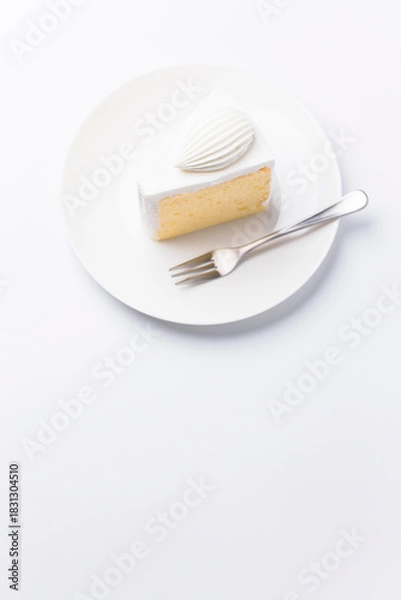 Obraz 皿に盛られたケーキ シフォンケーキ 白背景